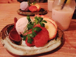 梅田の人気沖縄料理店のデザートサーターアンダギー