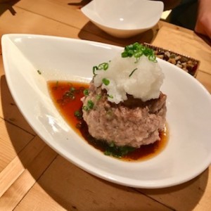 東京にある肉バルの飲めるハンバーグ