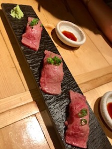 とても美味しい肉バルの肉寿司