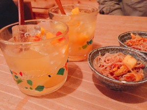 梅田の人気沖縄料理店の泡盛サングリア