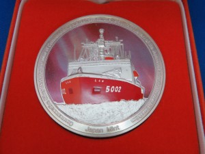 南極地域観測50周年記念メダルをお持ち頂きました。
