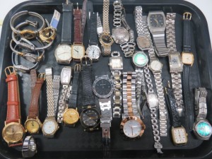沢山の動かなくなった腕時計をまとめてお買取りさせて頂きました。