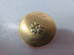 記念金メダルをお待ち頂きました　エキスポ　70　K18のメダル