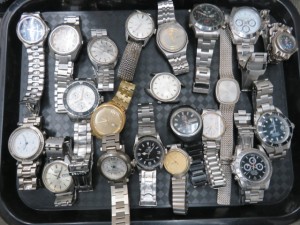 本日は沢山の古い腕時計をお買取りさせて頂きました。