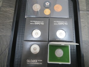 本日はEXPO70金銀銅メダル・東京オリンピック銀メダルをお買取りさせて頂きました。