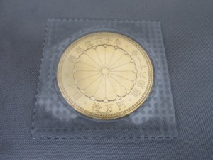 本日は天皇陛下御在位60年の記念金貨をお買取りさせて頂きました。