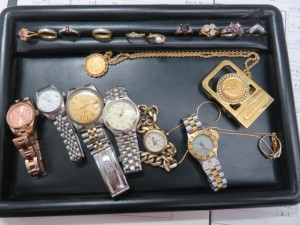 古い貴金属や腕時計などを沢山お持ち頂きました。