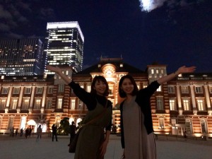 東京駅前で記念撮影