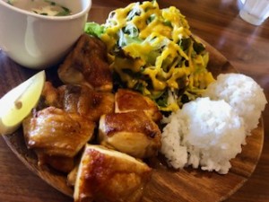 滋賀にあるおしゃれカフェ　アロハキッチンの人気ランチメニュー「フリフリチキン」