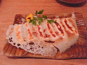 梅田の人気沖縄料理店のアグー豚の羽つき餃子