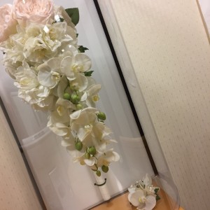 胡蝶蘭とバラをメインに使用したブーケのレンタルです♪