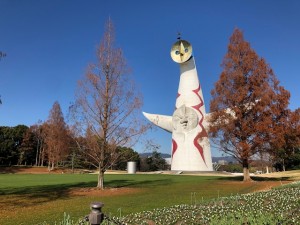 岡本太郎作！大阪の観光地万博記念公園の太陽の塔の元でランチタイム