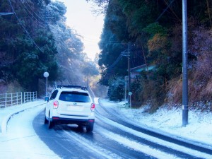 雪の季節は道路に雪が積もり運転が大変