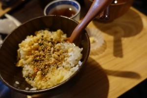 有鄰庵オリジナル黄ニラ醤油をかけた卵かけご飯