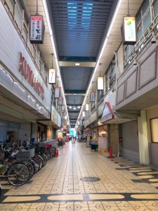 和泉府中駅よりすぐのカフェがある商店街