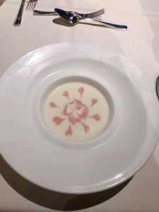 ハートがアートされている幸せいっぱいのトウモロコシスープ
