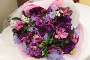 実際の感謝の贈呈花束 (紫色)
