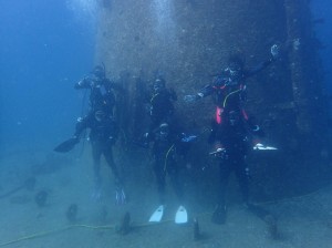 ダイビング仲間と海底にて・・・トーテムポール