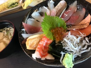 淡路島で海鮮丼をいただける海沿いのお店