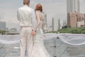 大阪天満橋の大川で「ひまわり」と言う船に乗り船上結婚式もやってます。