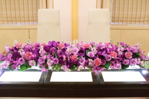 パープル（紫色）の披露宴会場のお花