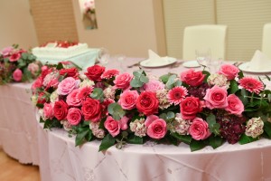ピンク系の披露宴会場のお花（バラ）