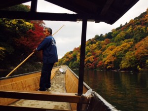 京都の屋形舟にのって、綺麗に色づいた山々を眺めました(^^*)