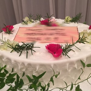 生花が飾り付けされている  珍しいウエディングケーキです( ^ω^ )