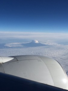 飛行機から とっても綺麗に富士山の頭が