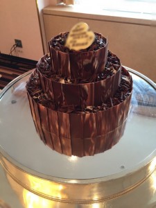 チョコレートケーキで作ったウエディングケーキ