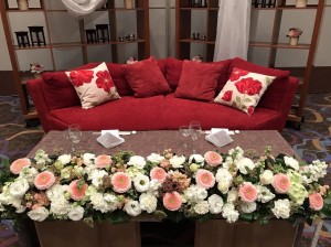 結婚式、新郎新婦様のお席【高砂席】にはたくさんのお花が飾っております！