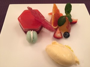 オペラ・ドメーヌ高麗橋さんの赤い果実のムースと特製ヴァニラアイス添え