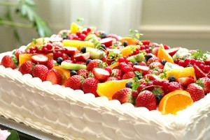 結婚式　ウェディングケーキ　生ケーキ　カラフル　フルーツ盛り　1段ケーキ