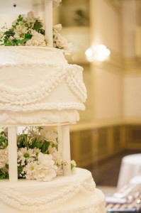 結婚式　ウエディングケーキ　種類　生ケーキ　レプリカケーキ