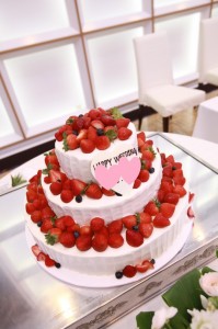 結婚式で３段のウェディングケーキに入刀