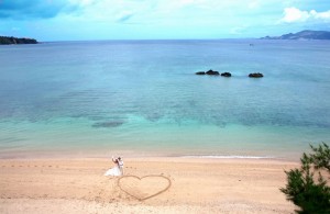 沖縄結婚式、ビーチにハート
