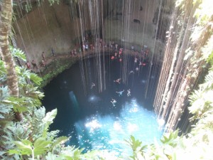 セノーテは石灰岩地帯に見られる天然の井戸や泉
